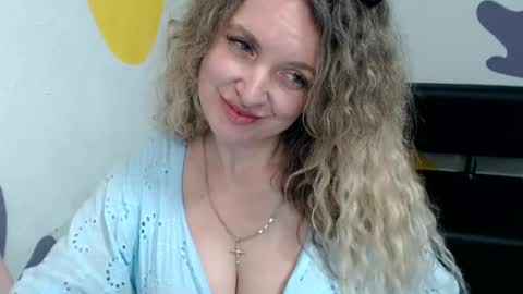 Snapshot of luxdonna chatting on June 2026 02:32:02 PM Donna online show from June 2026 02:32:02 PM