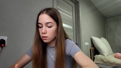 Mia online show from December 2025 04:30:02 AM