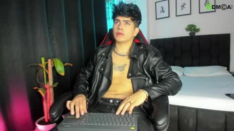 Snapshot of lylebennett_ chatting on May 2026 01:05:02 PM Lyle Bennett Freelance Model online show from May 2026 01:05:02 PM