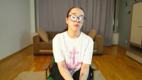 Hello there Im Eva3 Im new model here online show from November 2025 01:22:02 PM