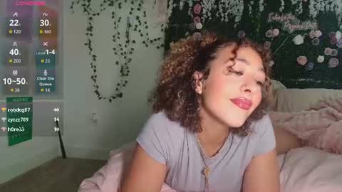 Snapshot of lyracovee chatting on June 2026 12:31:01 AM Lyra online show from June 2026 12:31:01 AM