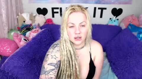 Snapshot of mackenziewolfe chatting on July 2026 05:10:01 AM Mackenzie Wolfe online show from July 2026 05:10:01 AM