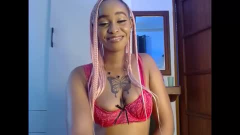 Snapshot of madamcoco chatting on May 2026 08:42:01 AM queency online show from May 2026 08:42:01 AM