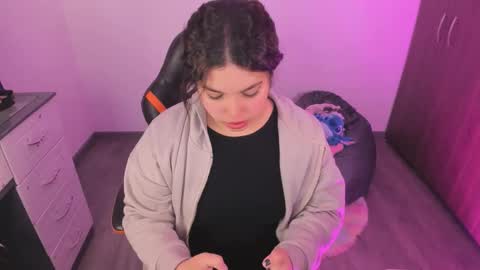 Snapshot of madelaine_taylor chatting on October 2025 12:17:02 PM madelaine_taylor online show from October 2025 12:17:02 PM