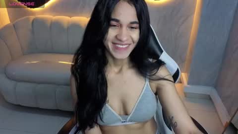 Snapshot of maia_tx chatting on October 2025 12:55:01 PM Online 800 to 1400 online show from October 2025 12:55:01 PM