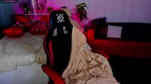 Snapshot of makima_lee chatting on February 2025 11:50:02 AM Makima online show from February 2025 11:50:02 AM