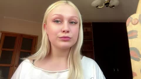 Snapshot of malisaskovira chatting on May 2026 02:34:02 PM Mel online show from May 2026 02:34:02 PM