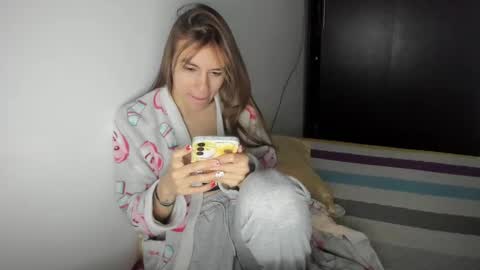 Snapshot of malucam_06 chatting on December 2024 11:18:01 PM instagram nueela online show from December 2024 11:18:01 PM