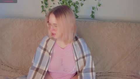 manic_pixie_ online show from September 2025 02:00:02 PM