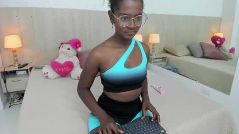 Snapshot of mara_sinclair chatting on June 2026 07:35:02 PM Mara Sinclair online show from June 2026 07:35:02 PM