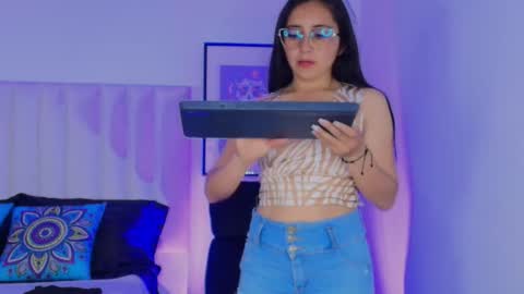 Mara online show from December 2025 08:03:02 PM