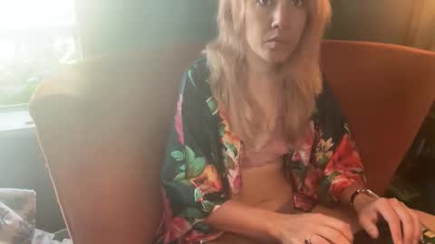 Elle online show from October 2025 03:05:02 PM