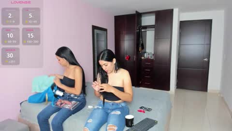 MARIANA Y VALENTINA online show from December 2025 11:30:02 AM