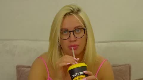 Snapshot of marianeumann chatting on May 2026 08:43:02 AM Maria online show from May 2026 08:43:02 AM