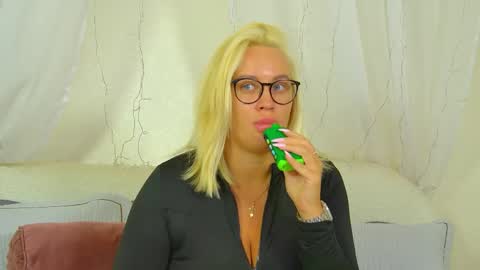 Snapshot of marianeumann chatting on May 2026 06:08:01 AM Maria online show from May 2026 06:08:01 AM