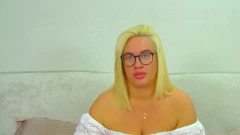 Snapshot of marianeumann chatting on June 2026 07:03:01 AM Maria online show from June 2026 07:03:01 AM