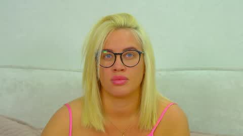 Snapshot of marianeumann chatting on June 2026 07:13:01 AM Maria online show from June 2026 07:13:01 AM