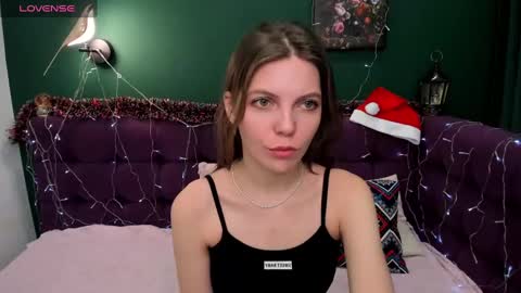 Snapshot of marie_reyes_ chatting on December 2024 01:42:01 AM Mary 3 online show from December 2024 01:42:01 AM