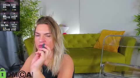 Mariel online show from November 2025 01:22:01 AM