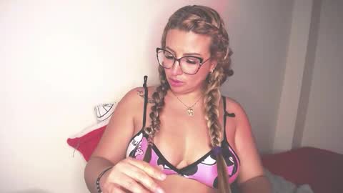 Snapshot of marilynleon chatting on November 2025 01:50:01 AM Marilyn Leon online show from November 2025 01:50:01 AM