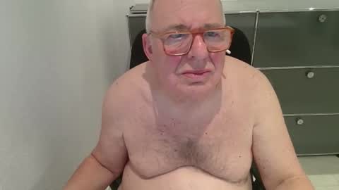 martin_1947 online show from November 2025 08:53:02 PM