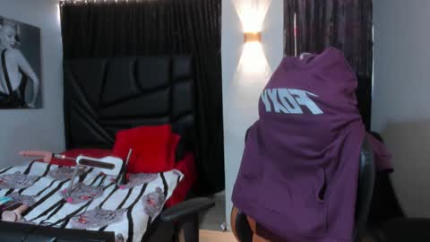 Snapshot of martina_foxy_ chatting on January 2025 12:13:02 PM MARTINA online show from January 2025 12:13:02 PM