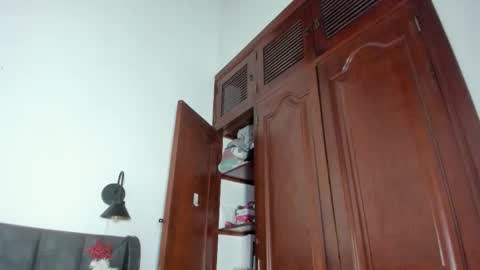 Laura online show from December 2025 07:41:01 PM