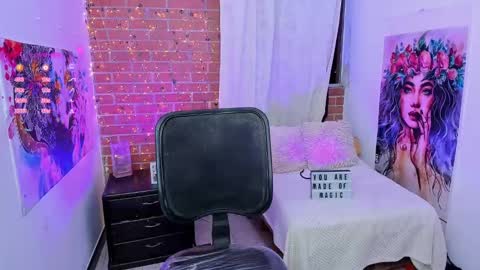      online show from February 2025 02:06:02 AM