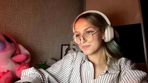 Kira online show from September 2025 10:04:02 AM