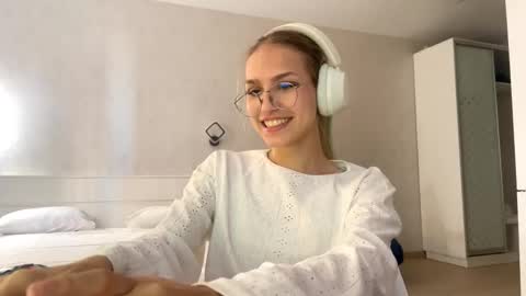Kira online show from September 2025 12:49:02 PM