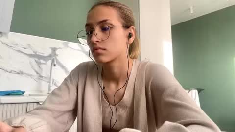 Kira online show from September 2025 02:05:02 PM