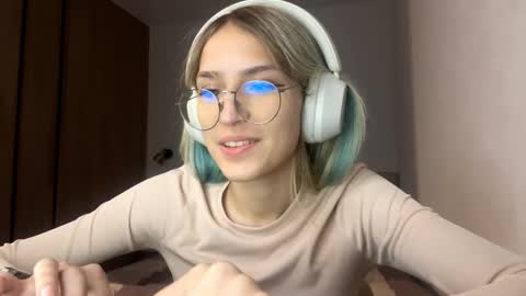 Kira online show from September 2025 01:12:02 PM