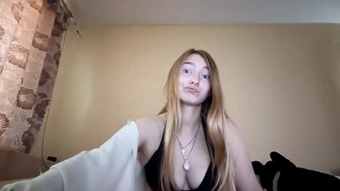 Hi My name is Elina Im 18 years old. online show from September 2025 07:19:01 AM
