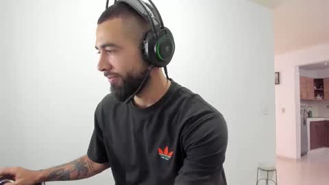 Matheus     online show from December 2025 09:13:02 PM