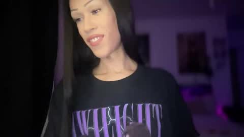 Snapshot of matrixprincess chatting on October 2025 04:13:01 AM MOLLY MILLS online show from October 2025 04:13:01 AM