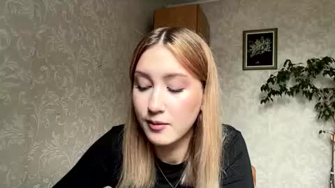 Snapshot of maudiesikes chatting on July 2026 09:24:01 AM Mia online show from July 2026 09:24:01 AM