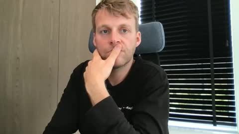 Max take off clothes online show from October 2025 08:47:02 AM