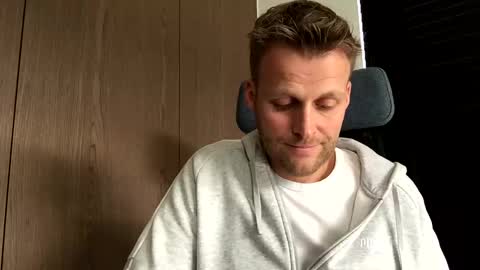 Max take off clothes online show from December 2025 01:18:01 PM