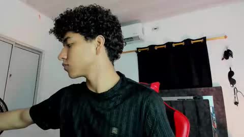 Maximiliano online show from November 2025 07:51:02 PM