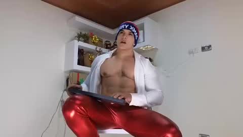 Snapshot of maximohoot chatting on December 2024 01:20:02 AM Sebastian online show from December 2024 01:20:02 AM