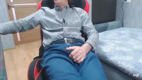 maximus3334 online show from April 2026 11:28:01 AM