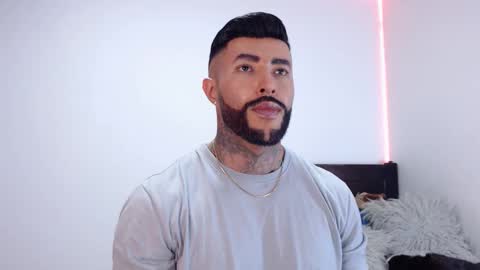 Independent Model online show from October 2025 04:32:01 AM