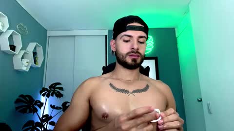 Snapshot of maxtowers chatting on November 2025 10:52:02 PM Maxi online show from November 2025 10:52:02 PM