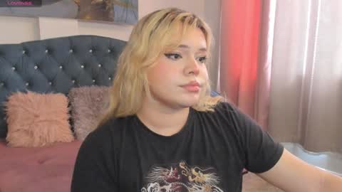 Snapshot of maxxxine_ chatting on February 2025 02:43:01 PM Maxine Minx online show from February 2025 02:43:01 PM