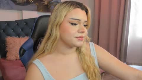 Snapshot of maxxxine_ chatting on March 2025 01:24:02 PM Maxine Minx online show from March 2025 01:24:02 PM