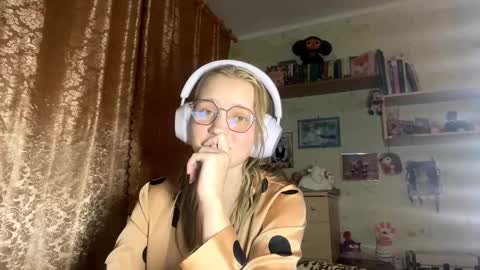 Snapshot of maybelleensminger chatting on October 2025 07:21:01 PM Lola online show from October 2025 07:21:01 PM