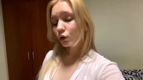 Snapshot of maybelleensminger chatting on October 2025 09:37:01 PM Lola online show from October 2025 09:37:01 PM