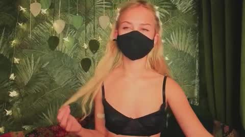 meeeewmeeeeow online show from November 2025 09:48:02 PM