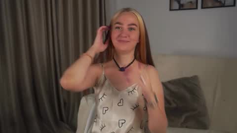 Snapshot of meganlet chatting on September 2025 11:22:02 AM Sara online show from September 2025 11:22:02 AM