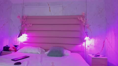 Melanie Roux online show from November 2025 08:12:01 PM